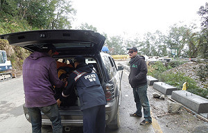 不知南橫中斷　外籍客遭警方勸離