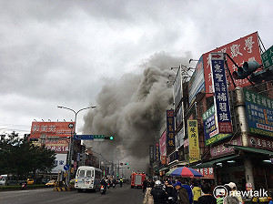 汐止商家火警屋簷險崩塌 濃煙瀰漫整片天(影)