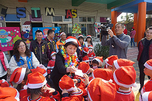 盧秀燕探幼童不忘反空汙 耶誕禮物送口罩
