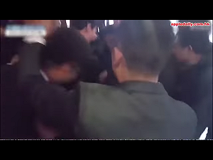 無視文習會登場 外媒：豬隊友把記者打到頭破血流