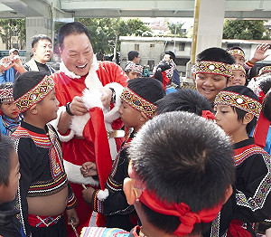 王令麟扮耶誕老人 逗樂花蓮偏鄉學童