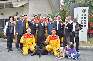 為消防員打氣  內政部長葉俊榮高雄贈加菜金合唱「你是我的兄弟」