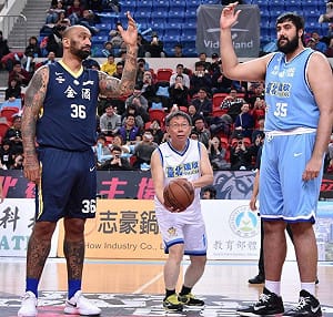 柯文哲SBL開球  最萌身高差逗笑球迷