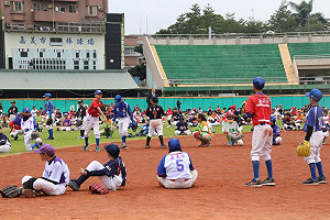 為破金氏紀錄 家長怒批：讓500小球員寒風中餓肚、尿褲子