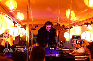 西洋樂融合望春風 雙層巴士倫敦展台味