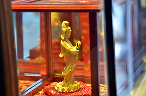 台東鬧區持斧頭搶銀樓 搶走金觀音