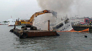 遠洋漁船安穩發26號火警 怪手開挖船體滅火（影）