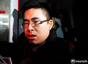 深夜抵北檢複訊 王炳忠：盼檢調勿有政治考量