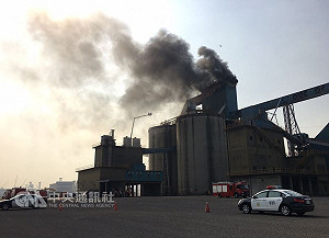 高雄港水泥廠輸送帶機房火警 警消搶救