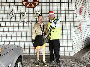 顏純左堅持台南精神  寒風中站路口送棒棒糖