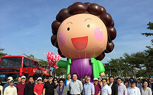 Q版花媽太吸睛  亞洲最大氣球遊行高雄登場