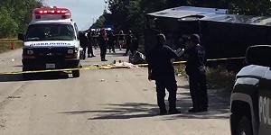 墨西哥旅遊巴士疑失控翻車  國際遊客12死