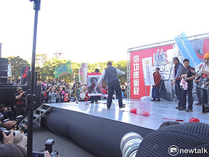 反勞基法萬人遊行 各界勞工道出血汗事蹟