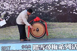 信義鄉踏雪尋梅正式開鑼 千人體驗壽司接龍