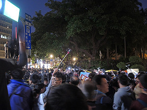 民眾衝撞政院見血送醫　學者籲賴揆給交代