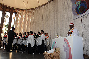 紙教堂聖誕感恩彌撒登場 來台14年剛果神父主持祈福