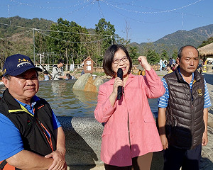 管碧玲拚初選數政績！寳來溫泉回春是菊姐與她的共同政績