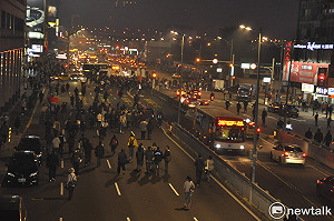 晚間最新》優勢警力團團包圍  多名學生、記者、群眾在北車被捕