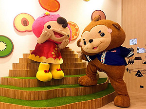 桃園吉祥物ㄚ桃園哥歡慶2歲 鄭文燦贈客製化雨衣