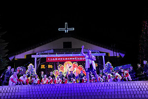 羅娜聖誕晚會熱鬧點燈 萬人歡度平安夜場面盛大