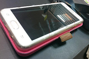 再也不怕摔手機 東京大學研發可癒合玻璃