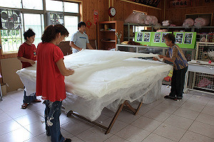 兩萬頭蠶才吐一條被  3招教你辨真假蠶絲被