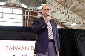 護照案遭調職 駐加代表：前後任局長各打50大板叫公平嗎？