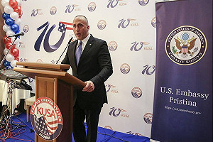 科索沃總理為買新衫自肥  民眾怒捐領帶抗議