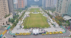 抗議白牌車搶生意  200輛計程車包圍中市府