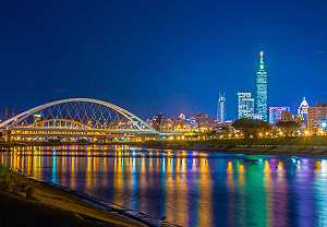 直擊101跨年煙火燈光秀 在河濱公園躺著看最棒