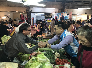 傳統市場掃街  江啟臣：向上啟程