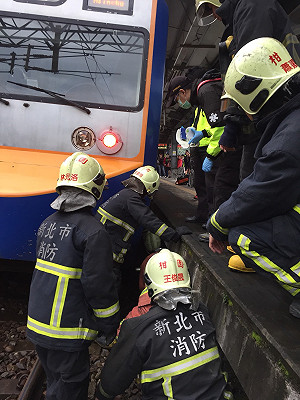 又出「撞」況！山佳站驚傳乘客落軌 台鐵列車誤點