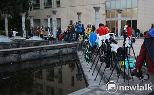 搶最佳視野！腳架排排站就等101燈光秀