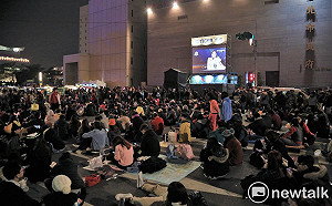 進不去就看大螢幕！跨年可以不用人擠人