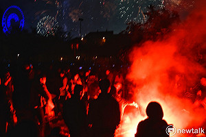 獨家》義大跨年驚見信號彈墜人群 觀眾慌拿寶特瓶滅火 (影)