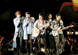 五月天嗨翻天 跨年演唱會熱唱 拋封王彩帶掀高潮