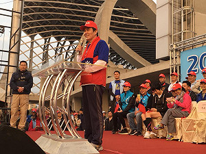 馬英九元旦在高雄升旗 全身國旗裝唱國歌