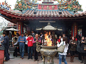 竹山紫南宮發錢母 逾5萬人排7公里