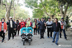 迎曙光、升旗健走 李孟諺許願打造蓬勃發展宜居城市