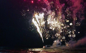 澳洲跨年煙火意外 沙灘數千人奔逃、疏散