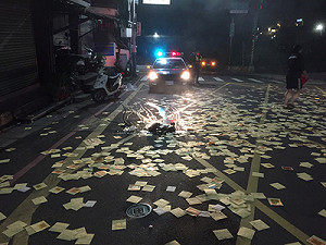 私放煙火毆打消防隊送辦 同夥警局前撒冥紙遭逮