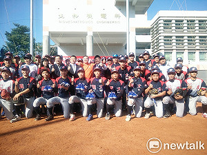 捐贈球鞋  蔡其昌：台灣之光從小蠟燭培養