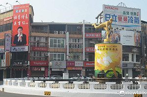 吳育仁懸掛賀歲看板 支持者勸進參選嘉義市長