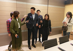 搶青年票！周錫瑋伏地挺身PK大勝年輕人