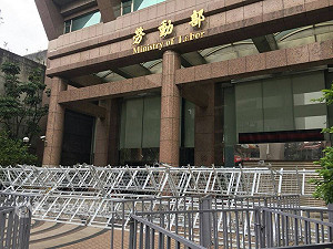 勞基法下周將審 勞動部先行「戒嚴」架拒馬