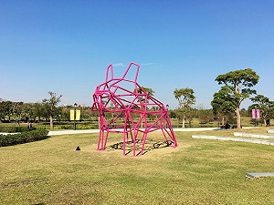 台中草悟道粉紅法鬥犬裝置藝術 林佳龍妻代贈