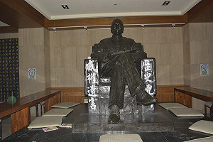 掃除威權 政大圖書館蔣中正銅像將遷移