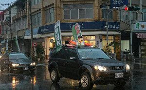 車隊冒雨拜票  李俊毅誓兌參選四大政見