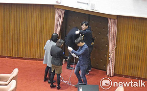 快訊》阻擋勞基法修法 時力黨團自行反鎖議場內