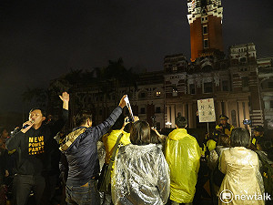 警方舉牌要求撤離凱道 黃國昌：蔡英文，中正一分局把妳當笑話！